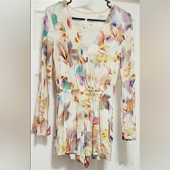 WILLOW AND CLAY L/S Plunging V-neckline Romantic Floral Romper | XSMALL - Picture 1 of 9